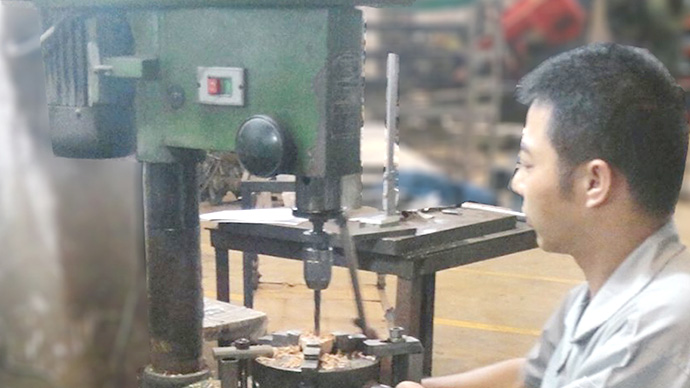 不銹鋼樓梯護欄生產鉆孔、攻牙 不銹鋼樓梯護欄生產鉆孔、攻牙