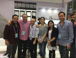 16 業務與客戶合影留念