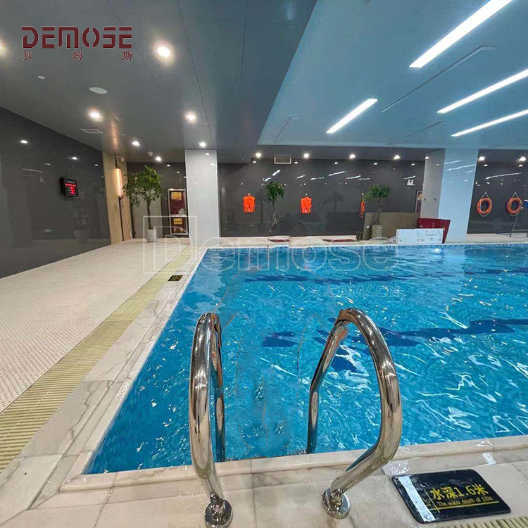 中國西安游泳館泳池爬梯