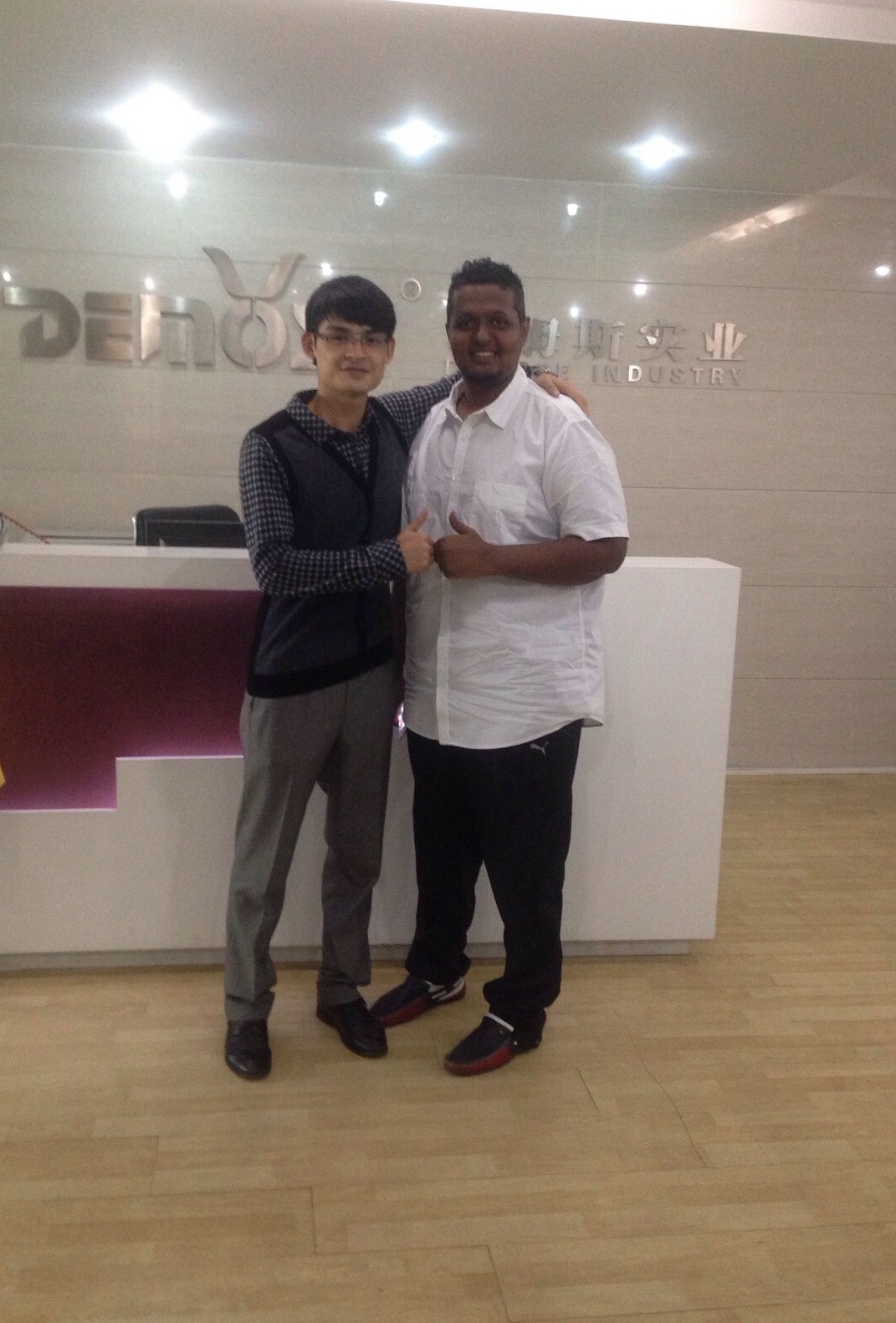 【品質保障】720米肯尼亞玻璃欄桿訂單正式簽訂