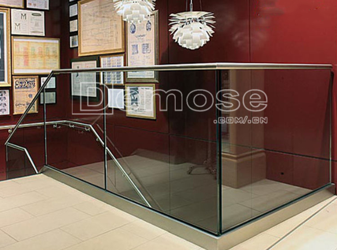 品質(zhì)過硬：玻璃欄桿鋁合金地槽的持久性與耐用性