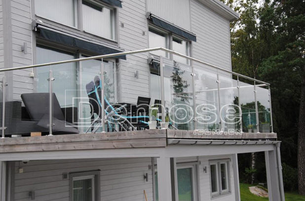 選擇適合的陽臺玻璃護欄設(shè)計，讓陽臺更加舒適