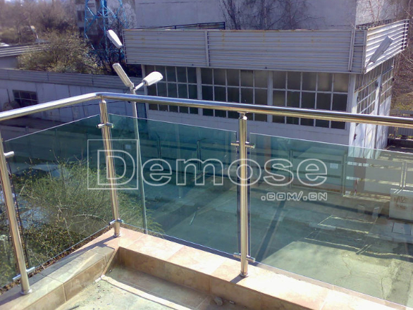 玻璃欄桿和鐵藝欄桿哪個貴？