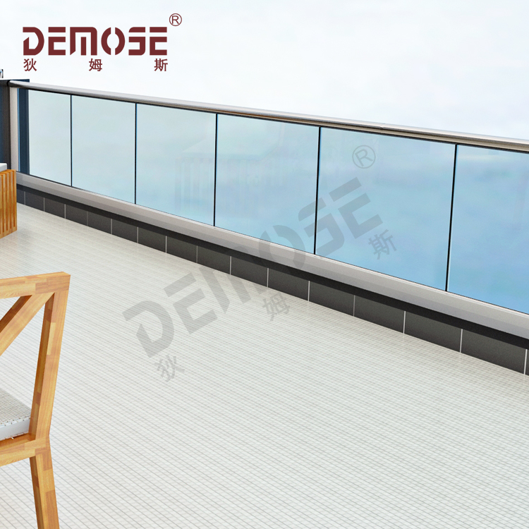 玻璃護欄底座卡槽安裝：打造安全與美觀的現(xiàn)代空間屏障