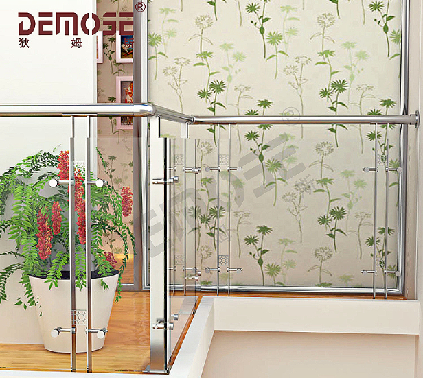 領略現(xiàn)代風格陽臺玻璃欄桿的精致之美