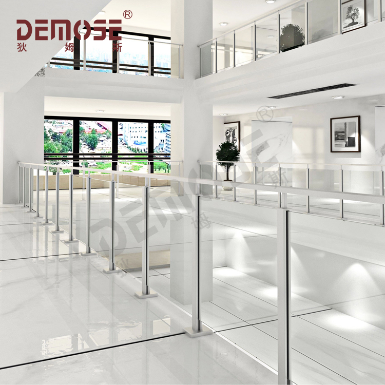 家的透明邊界：現代玻璃欄桿的居家生活啟示錄